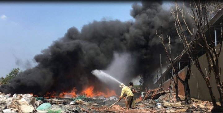 Xưởng phế liệu ở TP.HCM bốc cháy ngùn ngụt giữa trưa