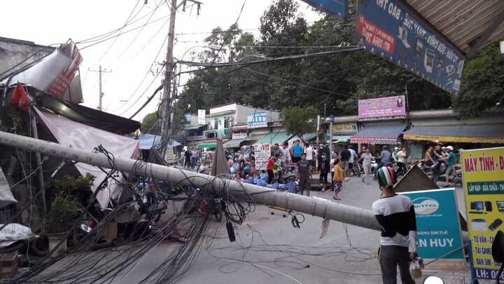 Trời không giông gió nhưng trụ điện vẫn gãy đổ, đè bẹp tiệm sửa xe