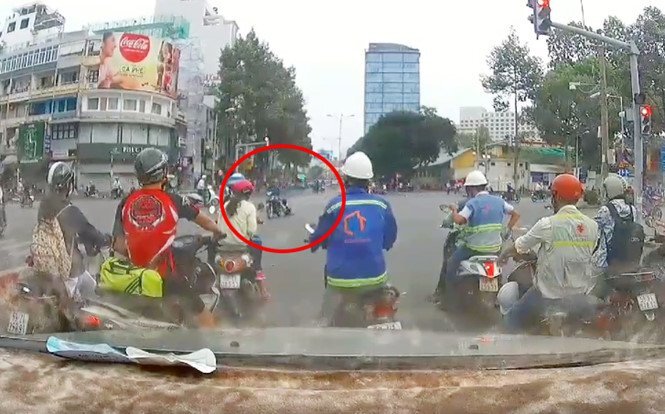 Tên cướp kéo lê cô gái hàng chục mét giữa phố Sài Gòn qua lời kể nhân chứng