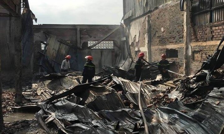 Khói lửa bao trùm xưởng hạt nhựa, hàng trăm công nhân hoảng loạn kêu cứu