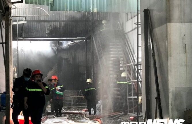 Kho xưởng công ty may cháy rụi giữa trưa ở Sài Gòn