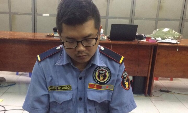 Bảo vệ chung cư trộm gần 1,5 tỷ đồng bật khóc khi ra đầu thú