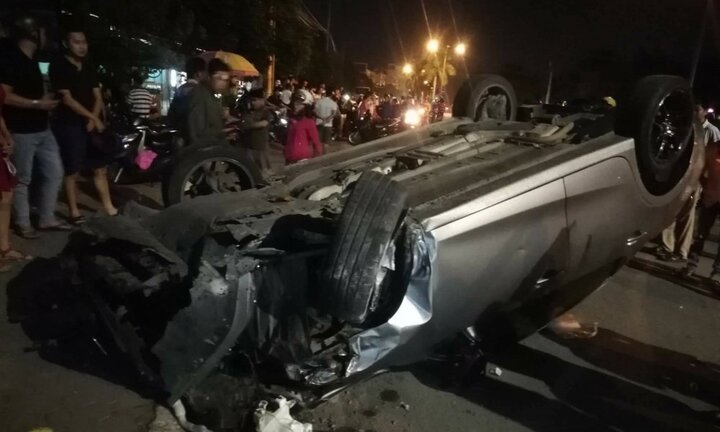 Ô tô tông liên hoàn khiến 6 người thương vong rồi lật ngửa giữa đường