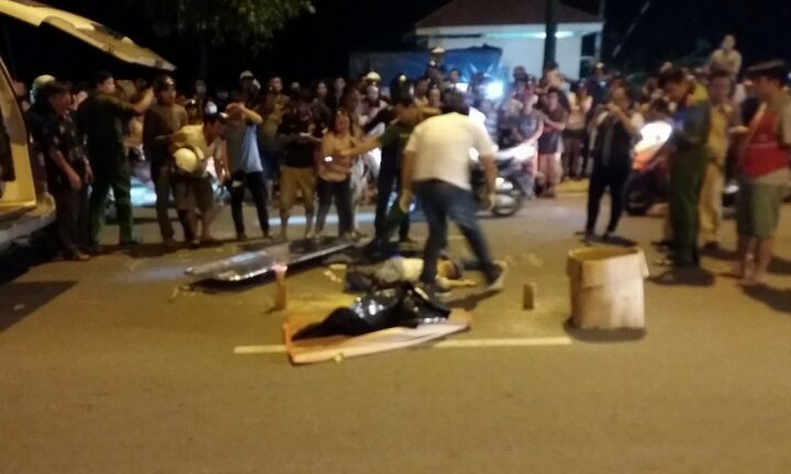 Sau va chạm với xe máy, cô gái bị ô tô biển xanh cán chết tại chỗ