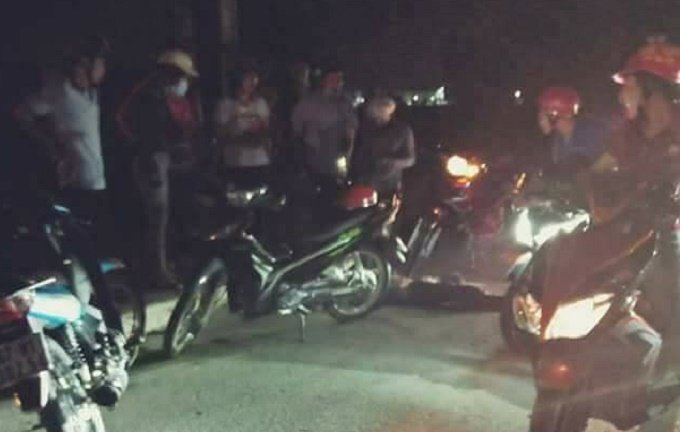 Nam thanh niên nghi bị truy sát, nằm gục bên vệ đường