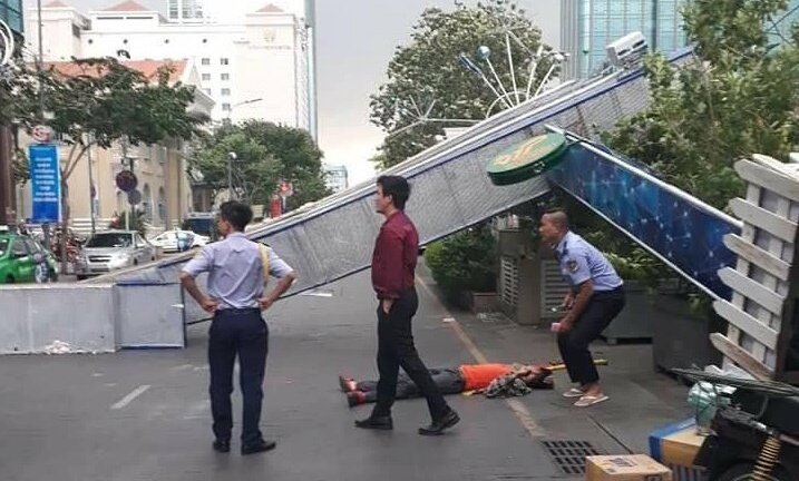 Cổng chào phố đi bộ Nguyễn Huệ đổ sập, đè người đi đường bị thương