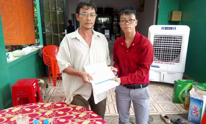 Báo điện tử VTC News trao 50 triệu đồng cho gia đình 5 hiệp sĩ bị cướp tấn công