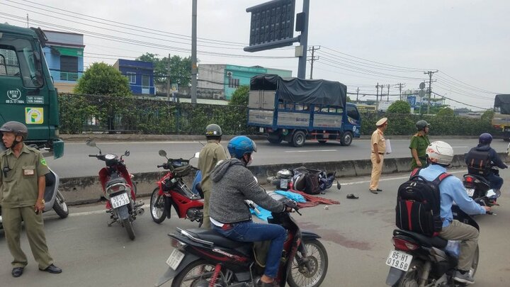 Vướng bạt che thùng xe ben bị bung, người đàn ông đi trên xe máy chết tại chỗ