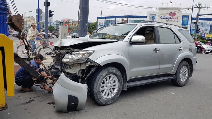 Tài xế ô tô cố thủ trong xe sau khi tông nhiều xe máy dừng đèn đỏ