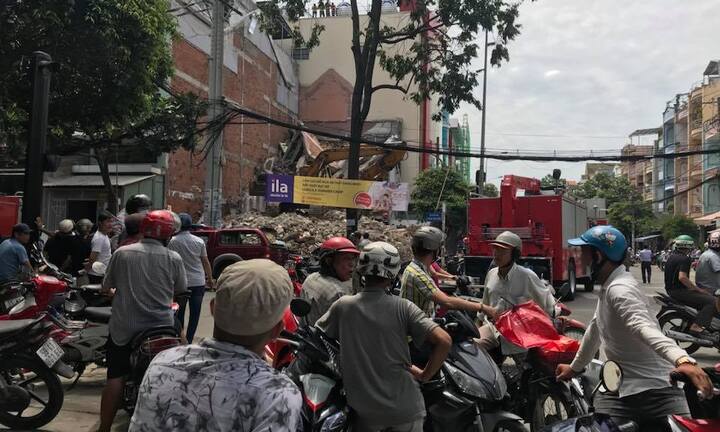 Sập nhà đang tháo dỡ ở TP.HCM, 1 người chết, 2 người bị thương