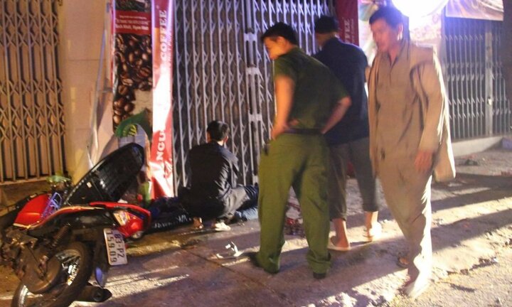 Xe máy tông vào gốc cây, 2 người thương vong