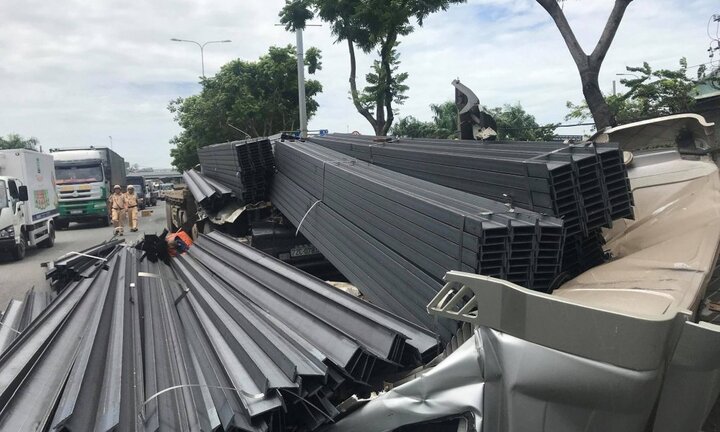 Kinh hãi cảnh hàng trăm thanh thép 'ủi' bay cabin và tài xế xuống đường