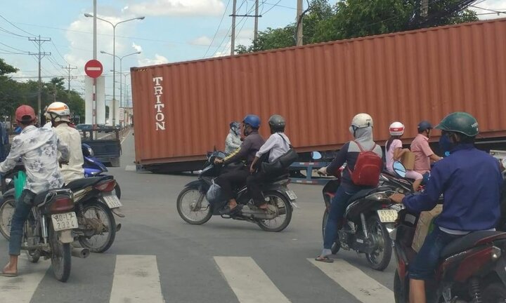 Container gãy sập giữa đường, hàng chục người thoát chết trong gang tấc