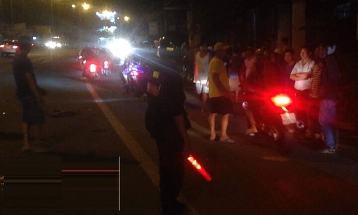 Dùng hung khí đuổi đánh xe tải, 2 thanh niên đi xe máy thương vong