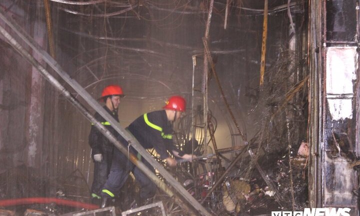 Ảnh: Hàng trăm chiến sỹ căng mình ngăn đám cháy lan rộng trong đêm ở TP.HCM