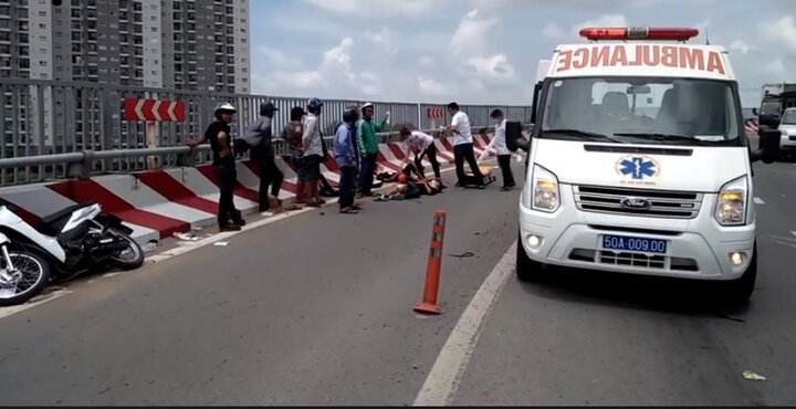 Xe máy tông liên tiếp vào thành cầu, vỡ tan nát