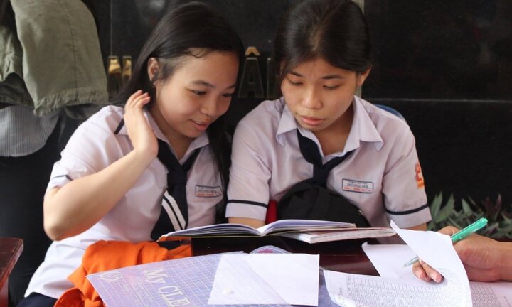 Thí sinh tranh thủ ôn bài giờ trưa, phụ huynh thất thểu tựa cổng chờ con