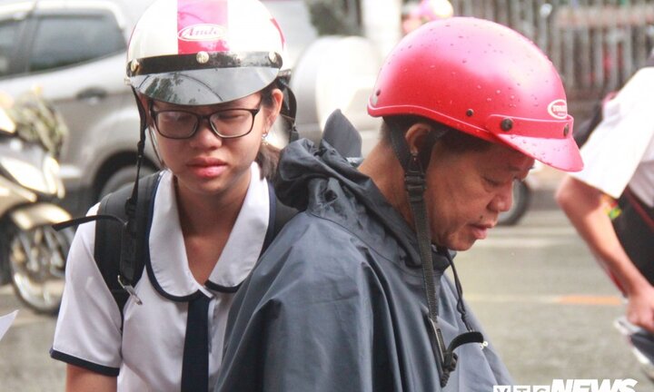 Thi THPT quốc gia 2018: Phụ huynh đội mưa chờ con, thí sinh bật khóc vì đề Toán dài, khó