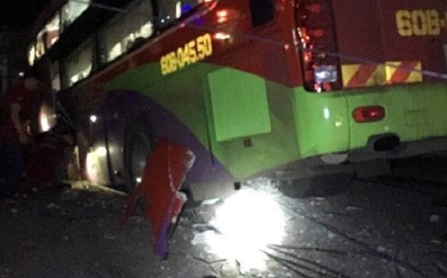 Va chạm với xe tải, 20 người mắc kẹt trong xe khách hoảng loạn cầu cứu