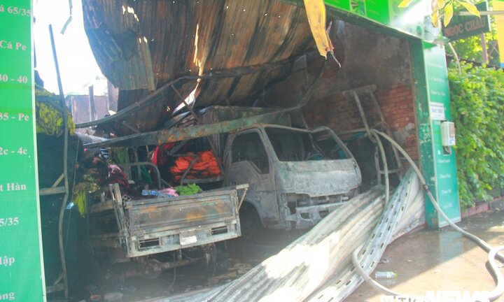 Lửa thiêu rụi xưởng vải lúc rạng sáng ở TP.HCM