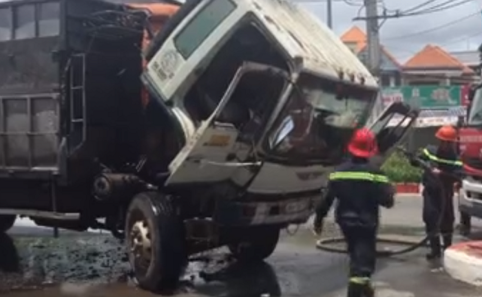 Đang chạy trên quốc lộ, xe tải bốc cháy ngùn ngụt