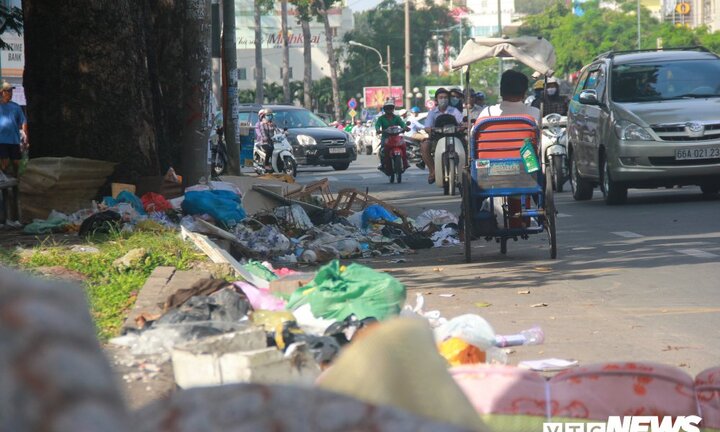 Rác thải ngập ngụa, bốc mùi hôi thối ở con đường đẹp nhất quận 10 TP.HCM