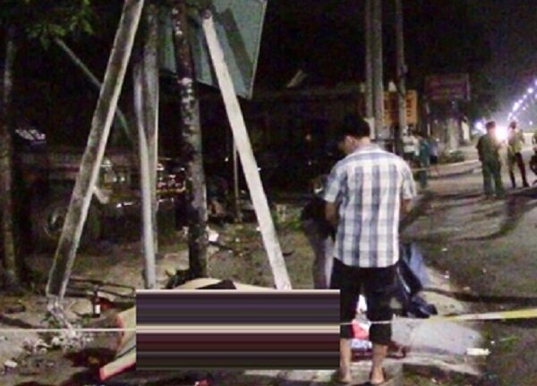 Ô tô tông xe máy văng lên vỉa hè, 2 người chết tại chỗ