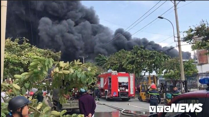 Ảnh: Cháy khu công nghiệp, thiêu rụi 5.000m2 nhà xưởng ở TP.HCM