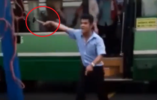 Tài xế xe buýt cầm búa ‘xử’ đồng nghiệp giữa đường ở TP.HCM