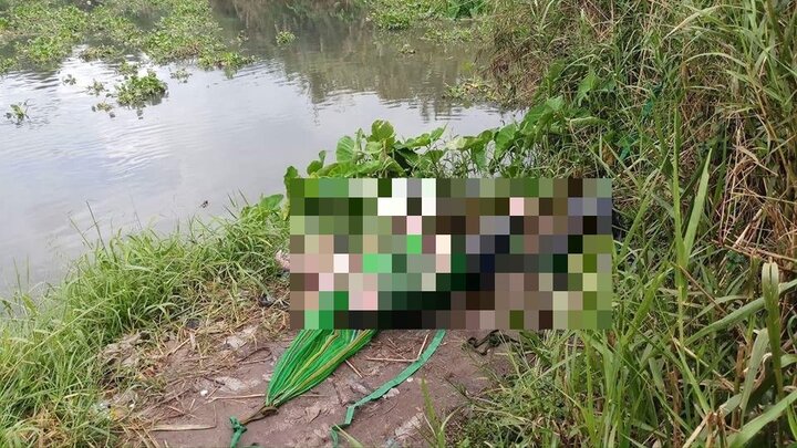 Thi thể người đàn ông đang phân hủy dưới rạch ở TP.HCM