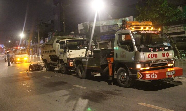 Tông vào xe ben bị hư đậu giữa đường, người đàn ông chết tại chỗ