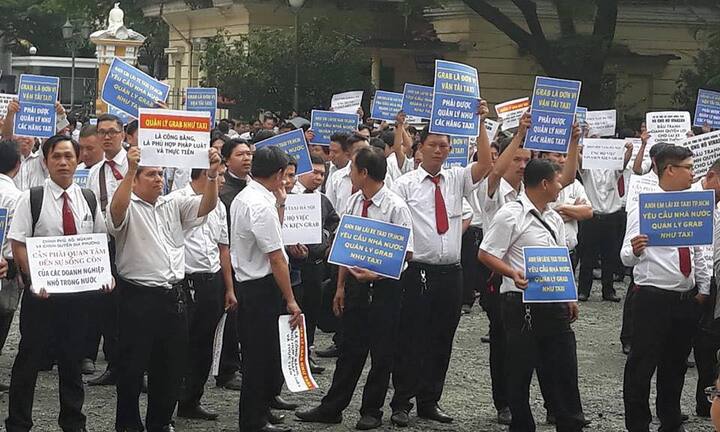 Hàng trăm tài xế kéo đến tòa ủng hộ Vinasun kiện Grab