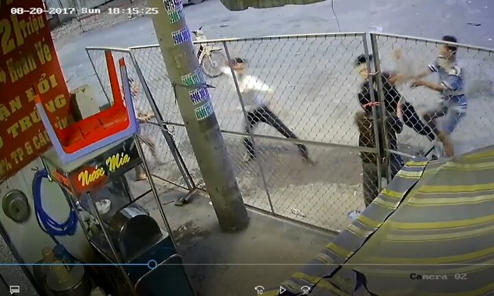 Đang đứng trước nhà, người đàn ông bị 2 thanh niên lạ mặt đánh tới tấp, vỡ hộp sọ