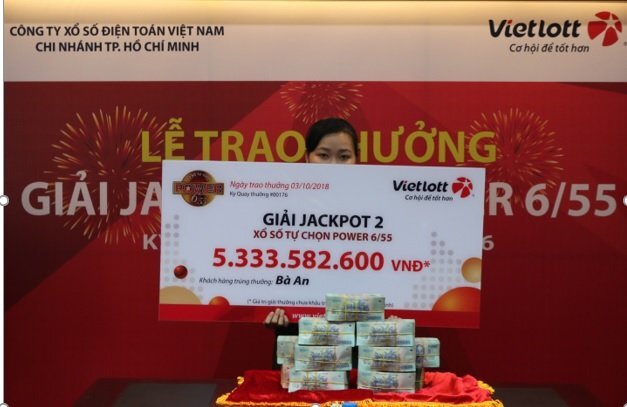 Người phụ nữ ở TP.HCM nộp 530 triệu đồng tiền thuế sau khi trúng Vietlott