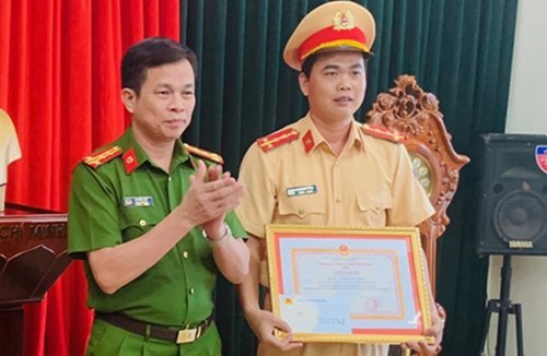 CSGT cởi áo cầm máu cho người bị nạn: Việc bình thường, sao lại tung hô quá mức như anh hùng vậy?