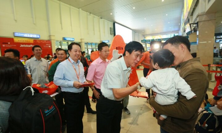 Lãnh đạo sân bay Tân Sơn Nhất tặng quà cho hành khách về nghỉ Tết
