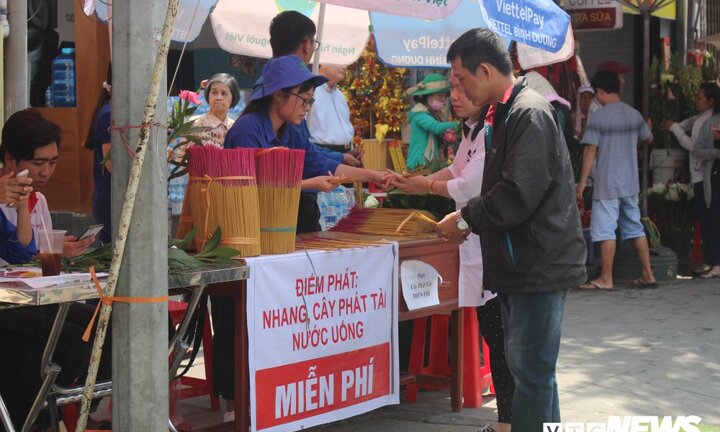 Độc đáo lễ hội có phát nhang miễn phí ở Bình Dương