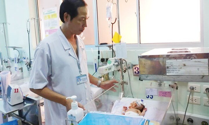 Bé gái sơ sinh nặng 2,1 kg mang khối bướu quái gấp 1,5 lần cơ thể