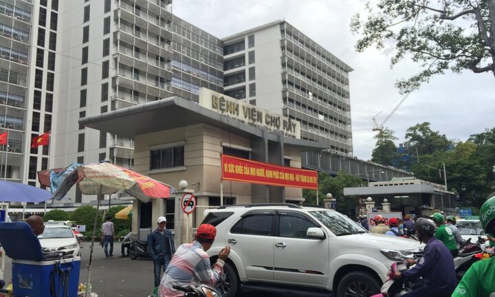 Chấn thương đốt sống, khoan nhầm cẳng chân: Kỷ luật nhân viên liên quan