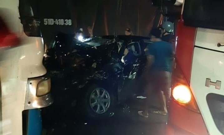 Xe Camry tông trực diện xe khách, chủ tịch huyện ở Long An mắc kẹt trên ghế lái