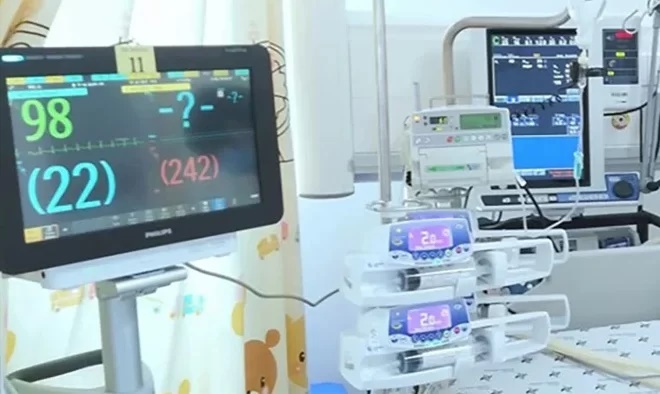 Cứu sống bé trai ngã từ tầng 12 xuống đất ở TP.HCM