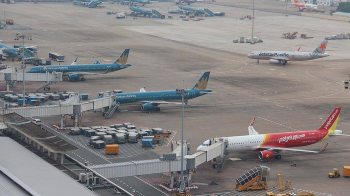 Lái xe bán tải 'tạt đầu' máy bay, nam nhân viên sân bay Tân Sơn Nhất bị đình chỉ