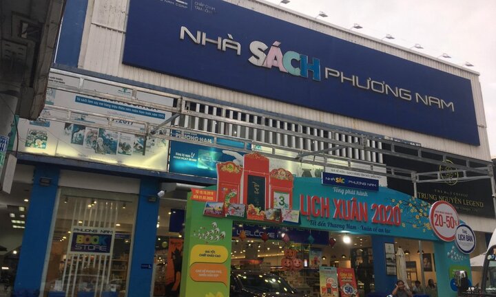 Nghi vấn sách in hình 'đường lưỡi bò' được bày bán trong hệ thống: Phương Nam nói gì?