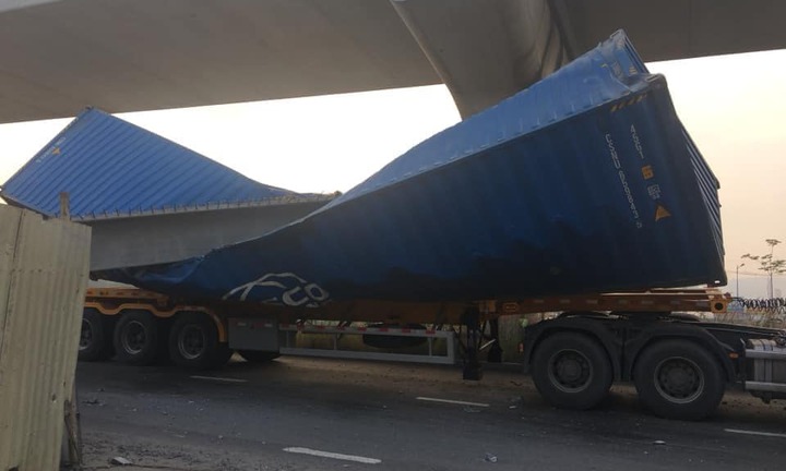 TP.HCM kết luận nguyên nhân dầm cầu vượt Suối Tiên rơi, đè bẹp container