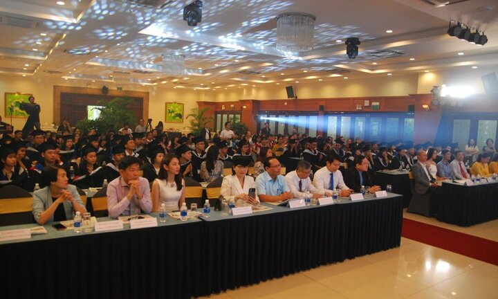 50 sinh viên nghèo vượt khó nhận học bổng 'Nâng bước thủ khoa'