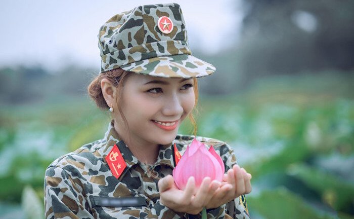 Ảnh: Nữ thiếu uý đặc công đẹp dịu dàng bên hoa sen