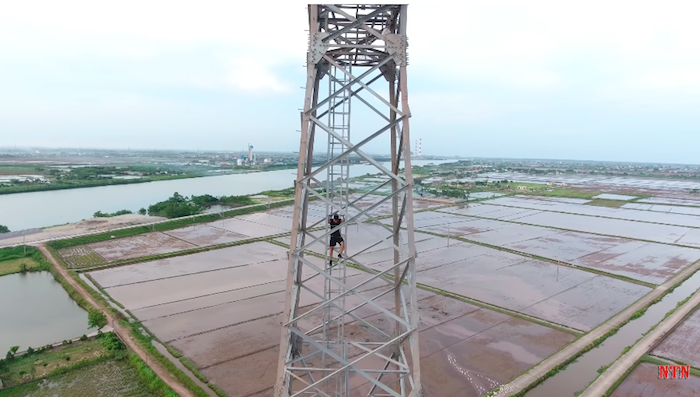 Dân mạng 'ném đá' thử thách leo cột điện 100 mét của vlogger Thái Bình