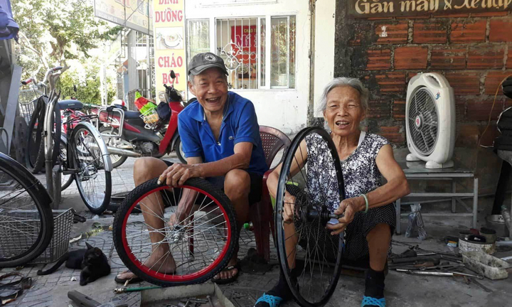 Tình yêu của vợ chồng U90 trong quán sửa xe ở Quảng Trị