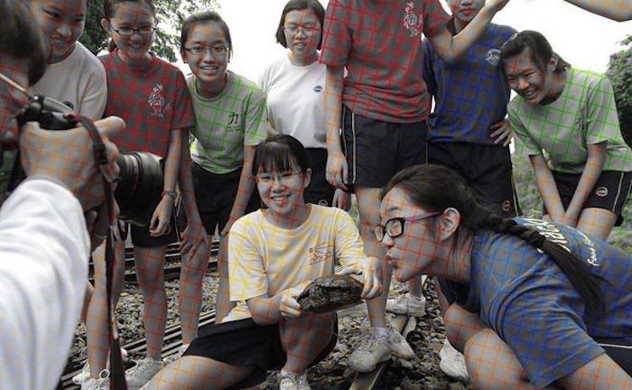 Tranh cãi xung quanh bức ảnh đen trắng nhưng dân mạng lại thấy màu đỏ, vàng, xanh