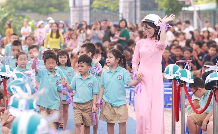 Thầy cô Hà thành đội mũ bảo hiểm đón học sinh trong lễ khai giảng